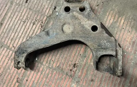 Mitsubishi L200 Front lower control arm/wishbone
