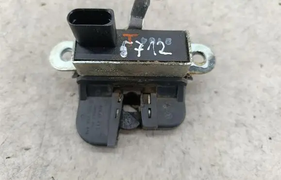 Volkswagen Golf V Tailgate lock latch 1K6827505B