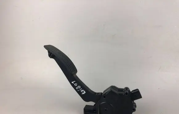 Accelerator throttle pedal