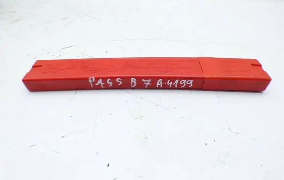 Volkswagen PASSAT B7 Emergency warning sign 8D9860251B