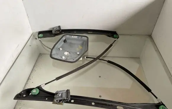 Volkswagen Golf Plus Front window lifting mechanism without motor 5M0837461 1K4837461B