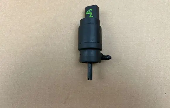 Volkswagen PASSAT B7 Windscreen/windshield washer pump 1K5955651