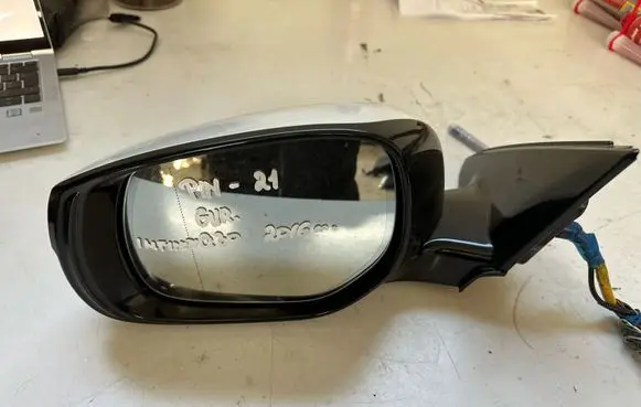 Infiniti Q30 Front door electric wing mirror