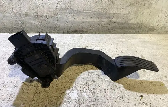 Chrysler 200 Accelerator throttle pedal A1507005916 66337E