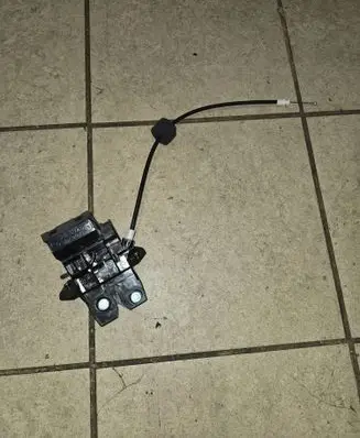 Mercedes-Benz CLS C219 Loading door lock A1717500085 A1717500185