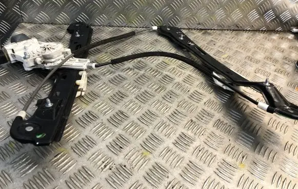 BMW 1 E81 E87 Front door electric window regulator 7067795