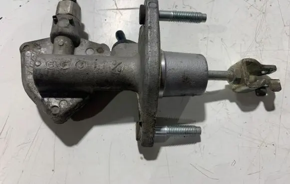 Honda FR-V Clutch slave cylinder 