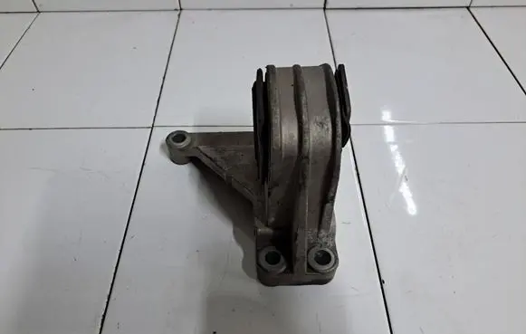 Volvo XC70 Engine mount bracket 5141300002A555