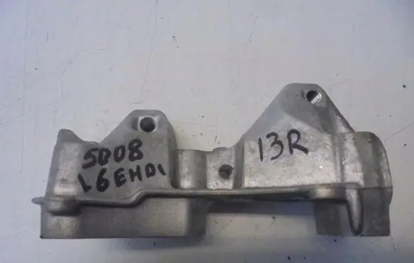 Peugeot 5008 Engine mounting bracket