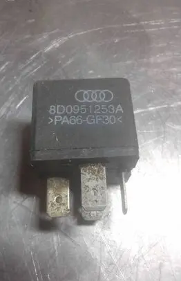 Volkswagen PASSAT B6 Other relay 8D0951253A
