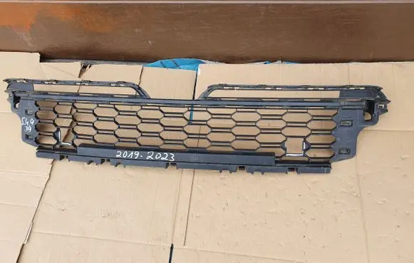 Skoda Kamiq Front bumper lower grill 658853677