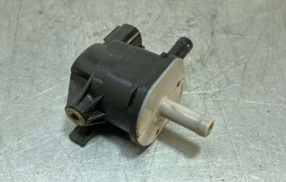 Toyota Prius (XW50) Vacuum valve 9091012276 1362007010 1906271