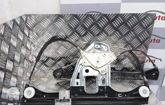 Front window lifting mechanism without motor