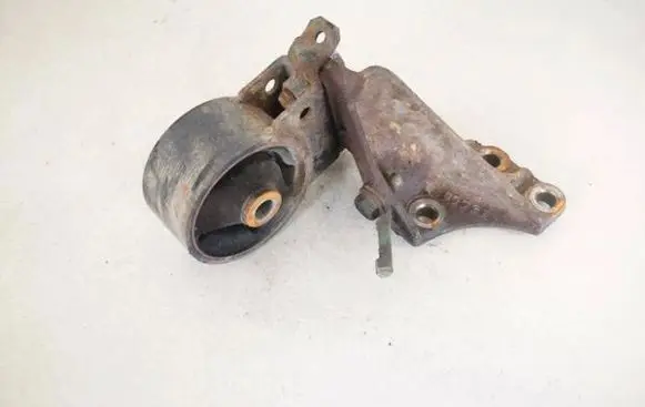 Toyota Yaris Engine mount bracket