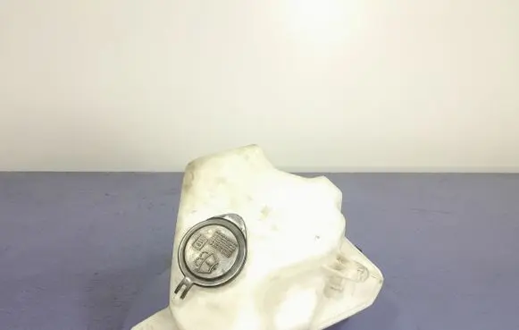 Toyota Prius (NHW20) Windshield washer fluid reservoir/tank 060851-145