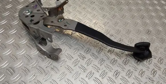 Toyota C-HR I Brake pedal