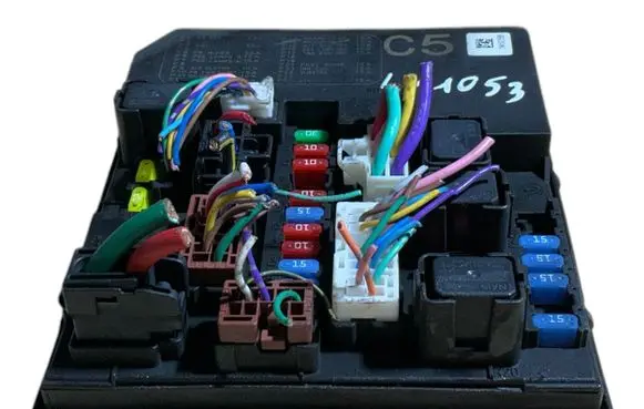 Nissan Juke I F15 Fuse module 284B71KA0D