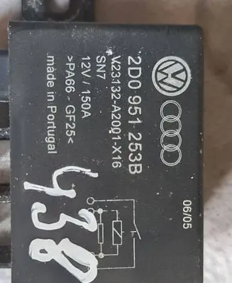 Volkswagen Touareg I Fuse module 2D0951253B V23132A2001X16
