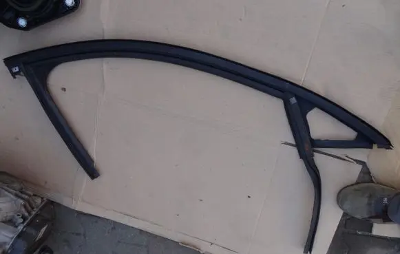 Ford Focus Front door window/glass frame JX7BA21510A