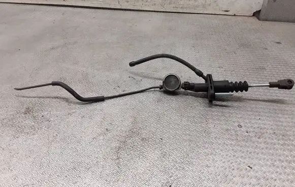 Opel Astra H Clutch master cylinder 90523769