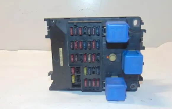 Infiniti QX4 Fuse module 243501W300