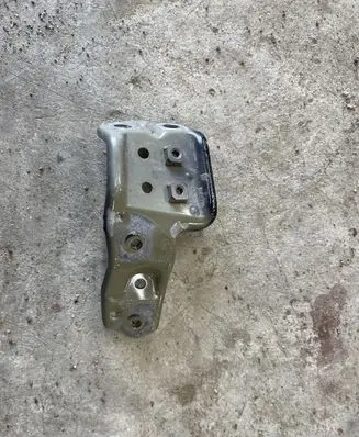Toyota Avensis T270 Fender mounting bracket