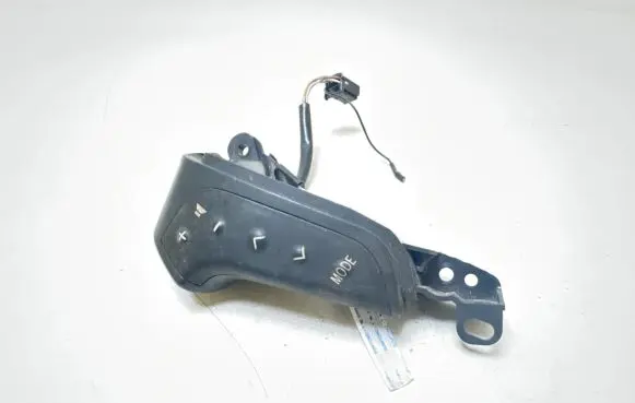 Toyota Avensis T250 Steering wheel buttons/switches 75B070