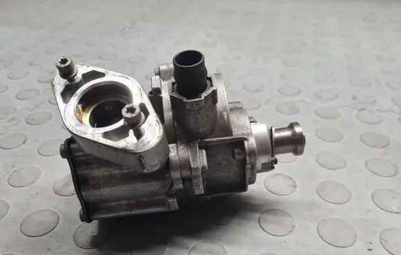BMW X3 F25 Vacuum pump 7611115