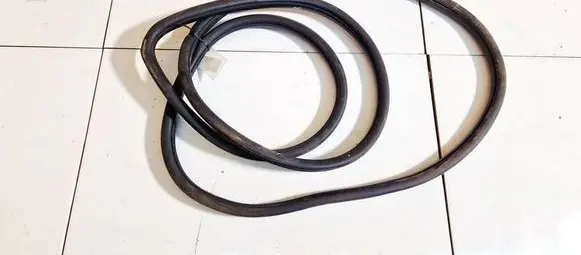 Nissan Note (E11) Rubber seal front coupe door 