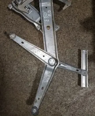 BMW 3 E30 Front door manual window regulator 1932394