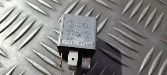 Volkswagen PASSAT B5.5 Other relay 8d0951253a v23134-b52-x301