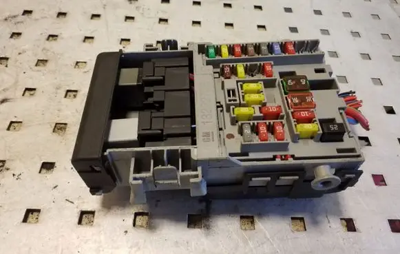 Opel Zafira C Fuse module 13222786