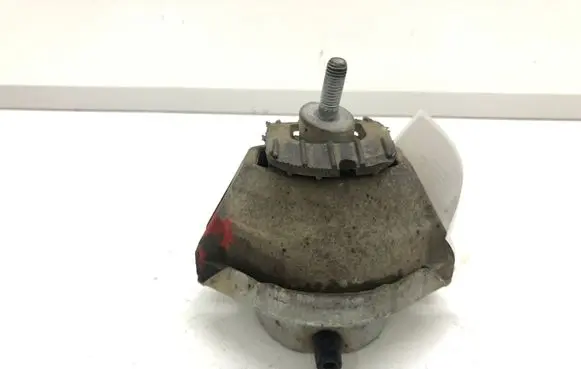 BMW 5 E60 E61 Engine mount bracket 6774620 15934612 RM6774620