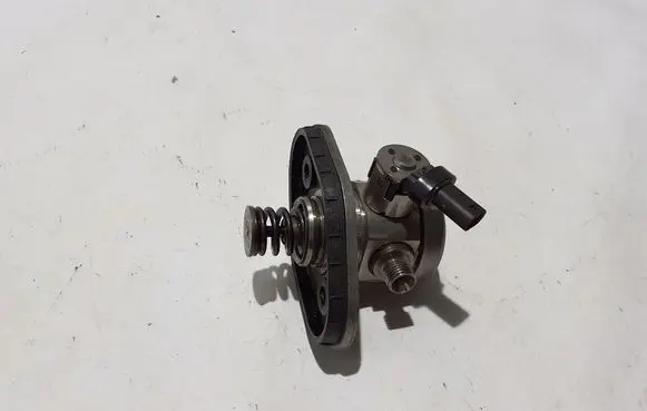 BMW X4M F98 Fuel injection high pressure pump 8631642