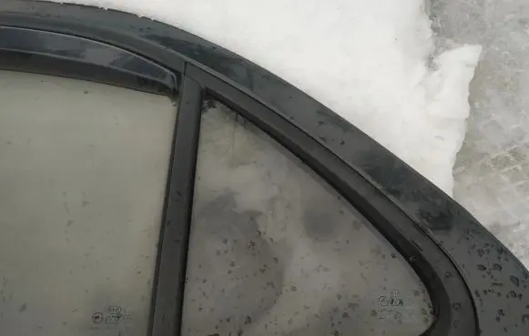 KIA Sorento Rear vent window glass 