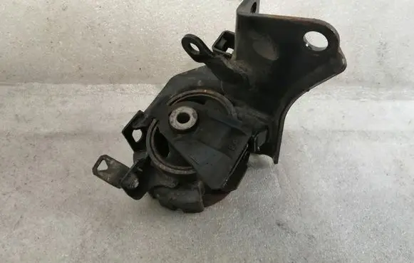 Toyota Avensis T250 Engine mount bracket 123720R010