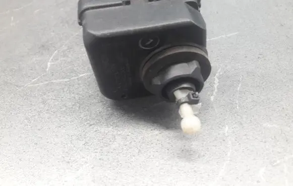 Opel Vectra B Headlight level adjustment motor 