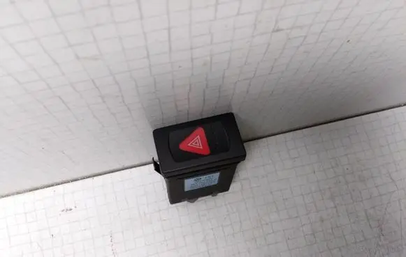 Volkswagen PASSAT B5.5 Hazard light switch 3B0953235D