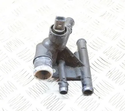 Volkswagen PASSAT B6 Engine coolant pipe/hose 06F121133G