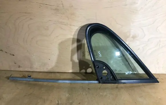 Peugeot 307 Front door vent window glass four-door 
