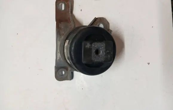 Volvo V70 Engine mount bracket 30793318