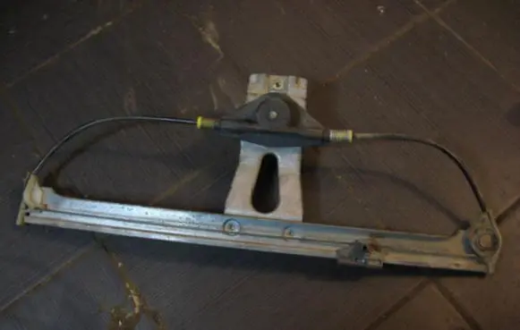Rear door manual window regulator