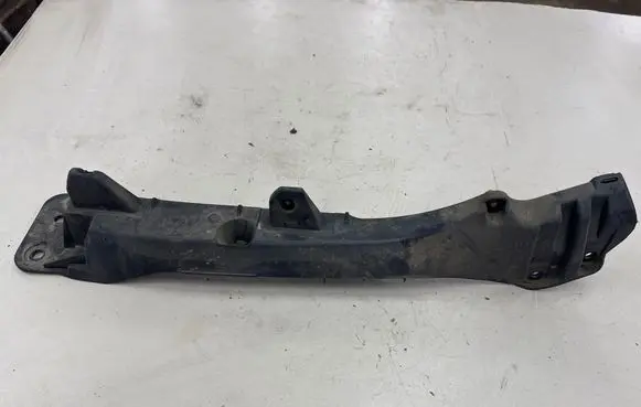Renault Clio III Fender mounting bracket 8200314930