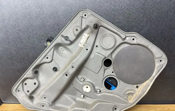 Volkswagen Golf IV Rear window lifting mechanism without motor 1J4839755E