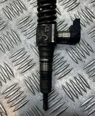 Volkswagen PASSAT B6 Fuel injector 03G130