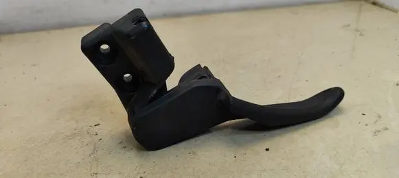 Volkswagen PASSAT B5.5 Engine bonnet (hood) release handle 3B1823533