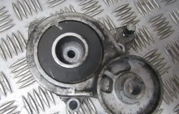 Honda CR-V Generator/alternator belt tensioner