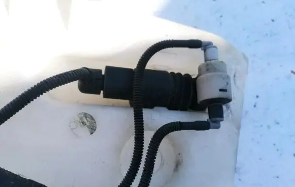 Volkswagen Golf V Windscreen/windshield washer pump