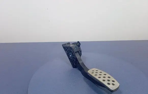 Accelerator throttle pedal