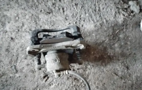 Toyota RAV 4 (XA40) Front brake caliper